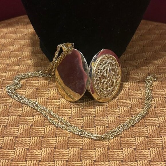 ORNATE GOLD TONE Oval Photo Locket NECKLACE - Picture 4 of 9